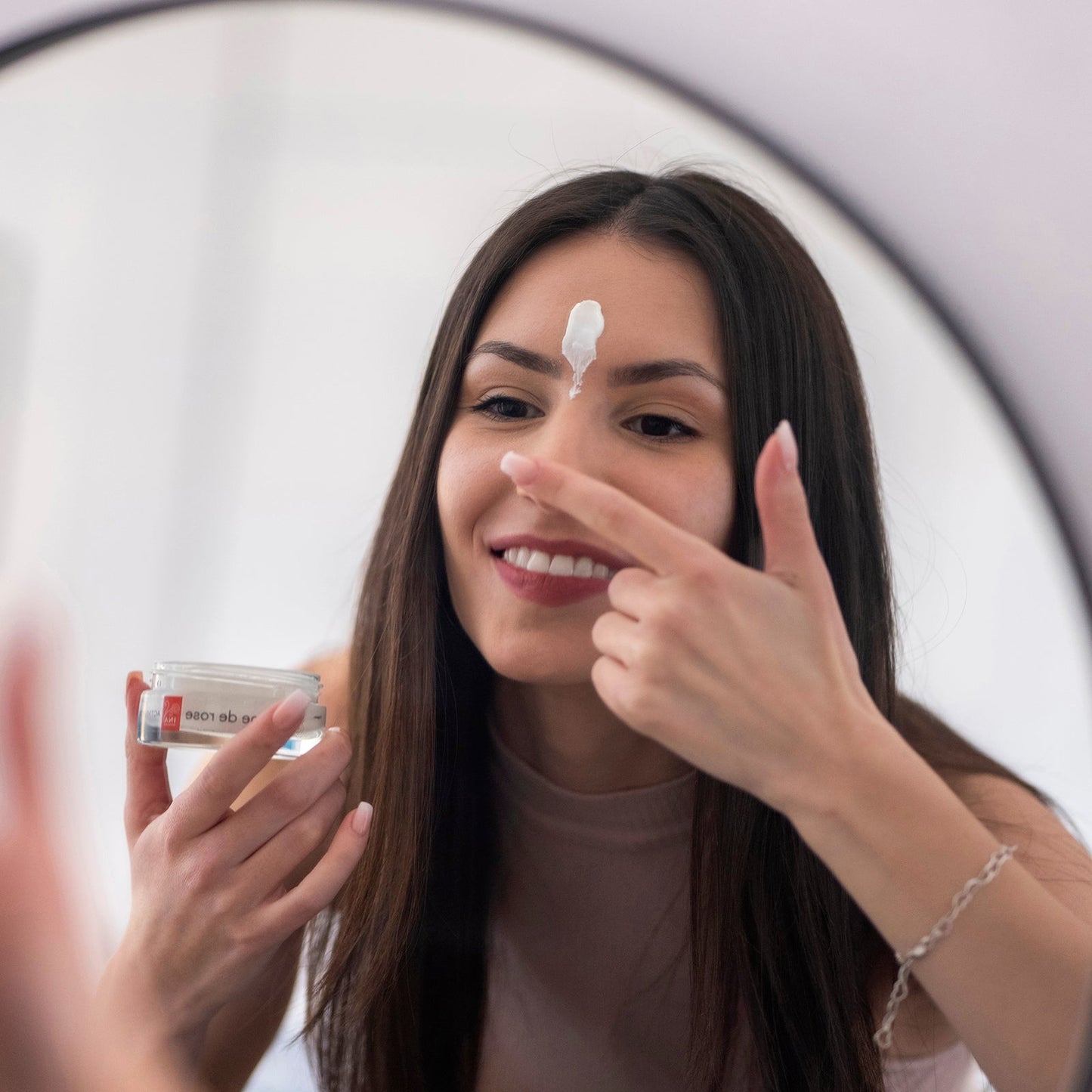Kaufen Sie 1 Feuchtigkeitsspendende Tagescreme und 1 Anti-Aging-Serum, Erhalten Sie 1 Augencreme Gratis